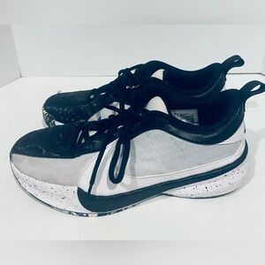 Nike Nike Freak 5 shoes kids 6Y white/black/photo blue basketball Giannis NBA